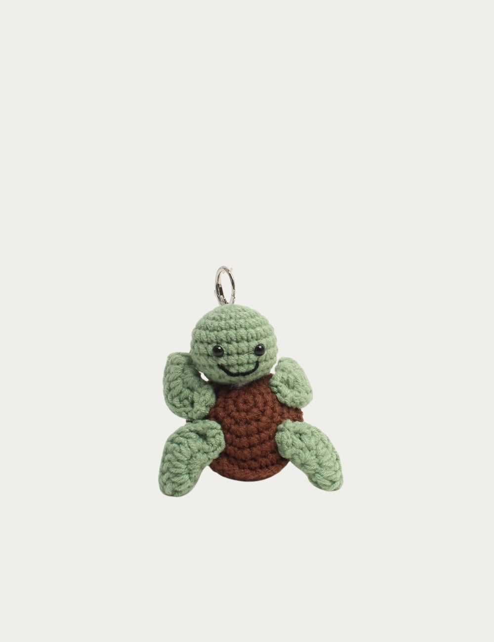 Bijou de sac Tortue au crochet brun et vert tendre, vue de face