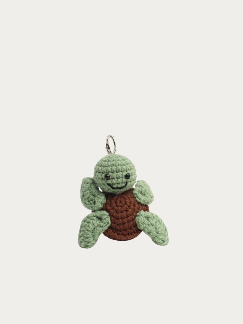 Bijou de sac Tortue au crochet brun et vert tendre, vue de face