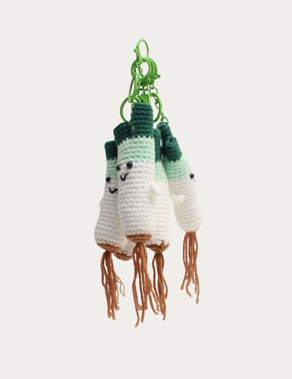Bijoux de sac Poireau au crochet, vue de plusieurs angles