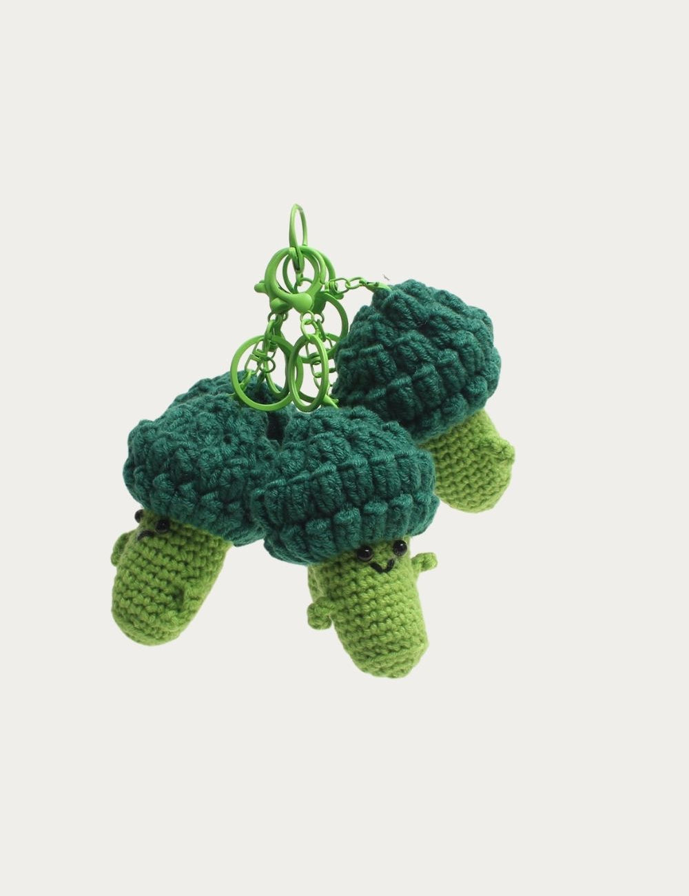 Bijoux de sac Brocoli au crochet, vue de plusieurs angles