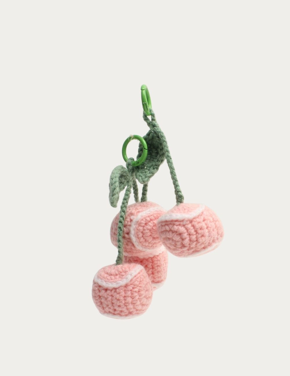 Bijoux de sac Cerises au crochet, vue de plusieurs angles